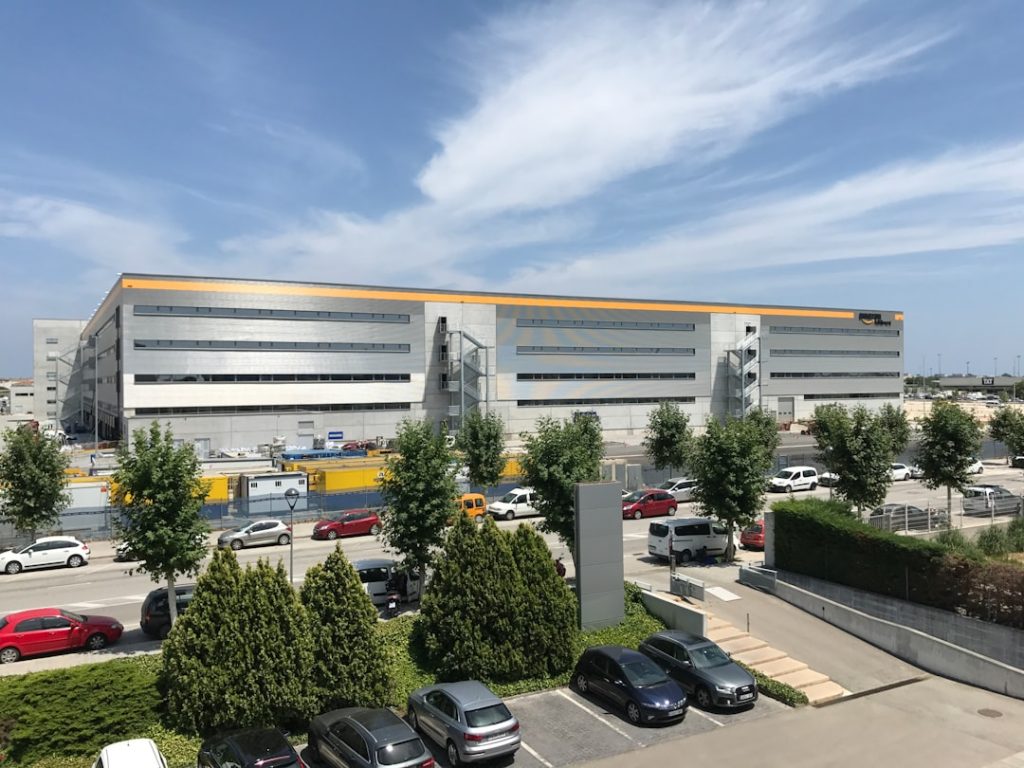 Photo amazon liquidation warehouse